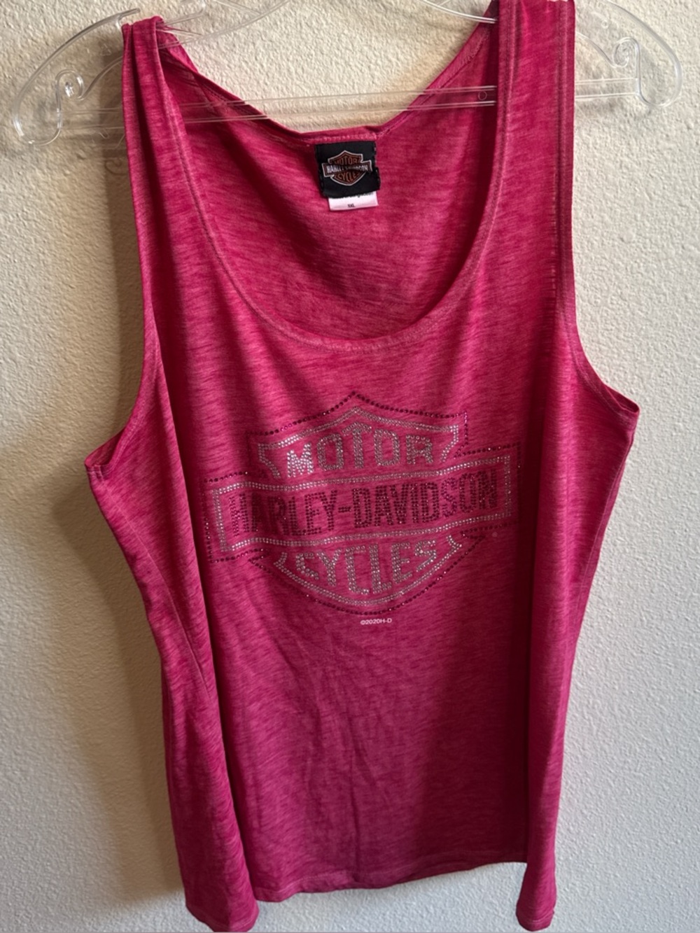 Dark pink women’s Harley Davidson top with sequins. Size 3 XL.